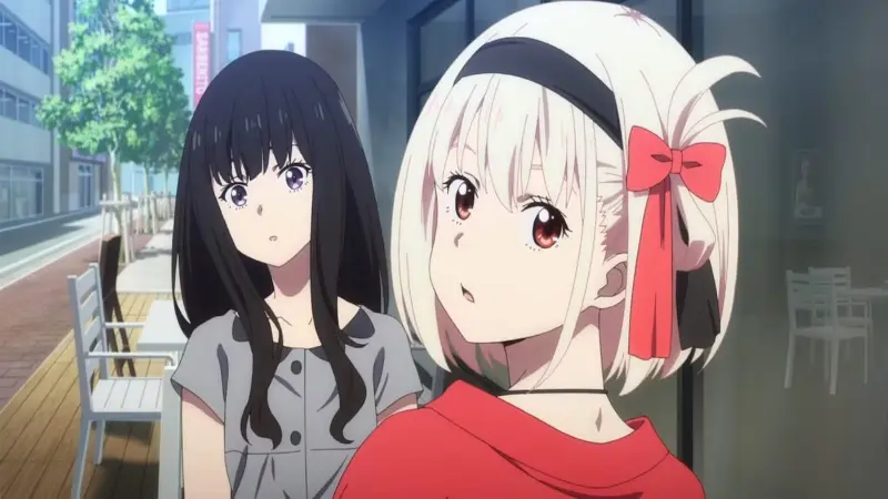 Lycoris Recoil leads Chisato Nishikigi and Takina Inoue looking back while wearing casual clothes.